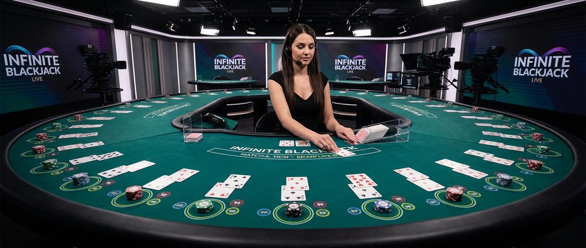 Infinite Blackjack live studio med dealer og mange betting-positioner
